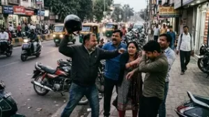 पत्नी को दूसरे आदमी संग देख भड़के पति और ससुर,चुनरी से गला घोंटने का प्रयास, साथी को भी पीटा
