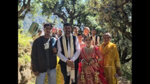ढ़ाई घंटे तक कई किमी पैदल चलकर दुल्हे के घर बारात लेकर पहुंची दुल्हन, धामी जी सड़क बनवा दो