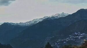 समय से पहले बर्फबारी ने ओढ़ाई रुद्र हिमालय को सफेद चादर, खलताल में प्रकृति ने बिखेरे अद्भुत रंग
