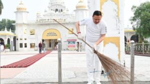 गुरुद्वारा नानकमत्ता साहिब में CM धामी ने किया श्रमदान, स्वच्छता का दिया संदेश