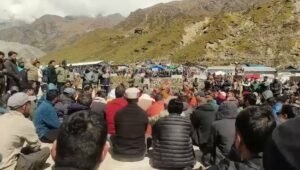 केदारनाथ धाम में पुलिस और व्यापारियों के बीच जमकर हंगामा, अस्थायी दुकानें हटाने पर भड़का व्यापारियों का आक्रोश, बोले- यात्रा सीजन से चलाता परिवार