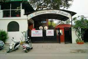 देहरादून के समरवैली स्कूल में छात्रा से छेड़छाड़ के आरोप पर हंगामा, शिकायत लेकर पहुंचे परिजन तो बंद किए गए स्कूल के गेट